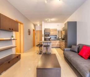 Spacious 2 BR Qawra, 2 min away from the beach.